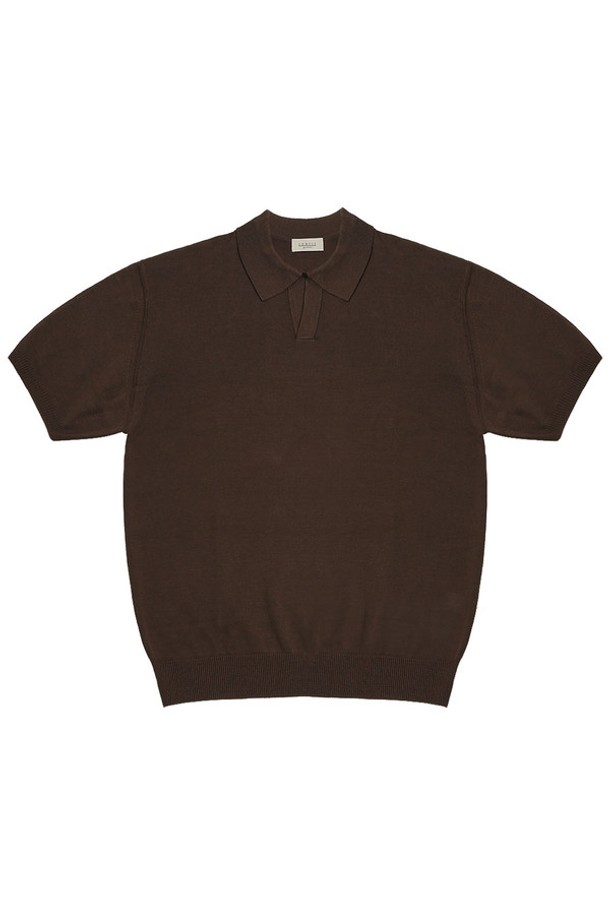 **Essential Comfort 오픈 카라 니트 (브라운)**는 부드러운 촉감의 면과 아크릴 혼방 소재로 제작되어 여름에도 시원하게 착용 가능한 반소매 니트입니다. 오픈 카라 디자인과 릴랙스 핏으로 편안한 착용감을 선사하며, 워싱 가공 및 캐시미어 소프트너 처리를 통해 고급스러운 질감을 더했습니다. 베이직하고 캐주얼한 스타일로, 동네 마실룩이나 카페룩 등 다양한 상황에 잘 어울립니다. 무지 패턴의 브라운 색상으로 미니멀하고 클래식한 분위기를 연출하며, 네이비 색상도 준비되어 있습니다. 통기성이 우수하여 쾌적하게 착용할 수 있는 데일리 니트입니다.
