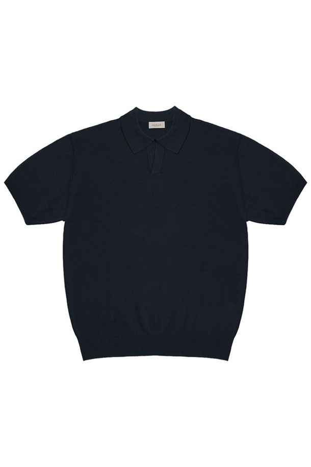 네이비 컬러의 에센셜 컴포트 오픈 칼라 니트입니다. 일상에서 편안하게 착용할 수 있는 릴랙스 핏의 반소매 니트로, 얇은 두께감으로 여름철에도 시원하게 즐길 수 있습니다. 부드러운 촉감의 면, 아크릴 혼방 소재에 캐시미어 가공 처리를 더해 고급스러운 착용감을 선사합니다. 3차원 오픈 칼라 디자인과 곡선 칼라 라인으로 세련된 무드를 연출하며, 데이트룩, 카페룩 등 다양한 TPO에 활용 가능합니다. 베이직, 캐주얼, 미니멀, 클래식 스타일을 즐겨 입는 분들께 추천합니다.
