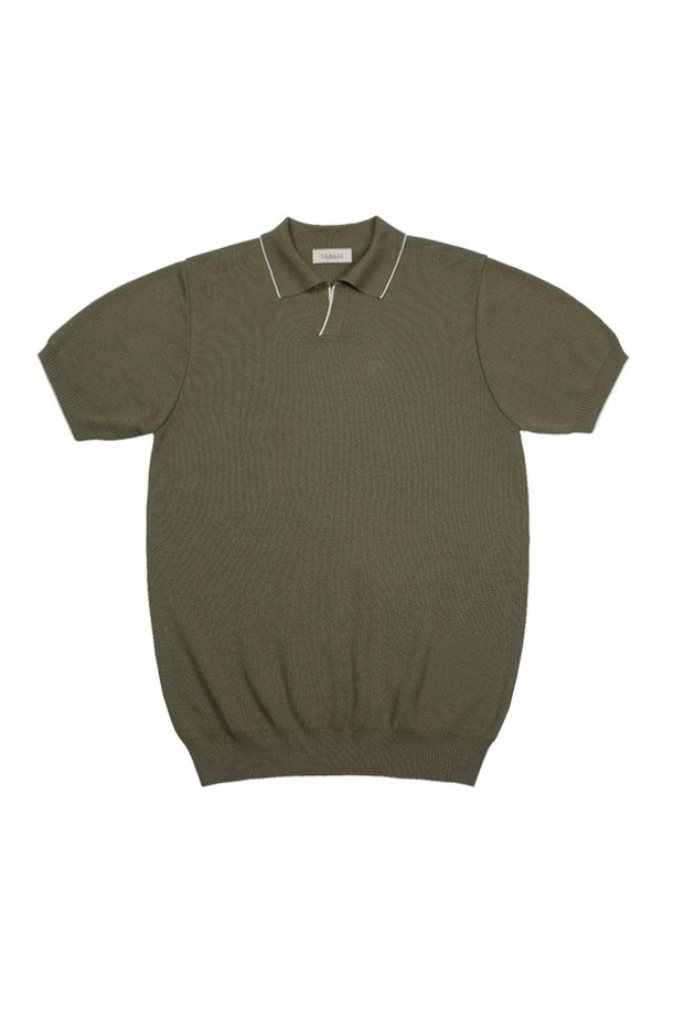 Combination collar knit (카키)는 베이직하고 클래식한 무드의 공용 상의 니트/스웨터입니다. 얇은 두께감의 반소매 칼라 니트로, 릴랙스 핏으로 편안하게 착용 가능합니다. 레이온과 나일론 혼방 소재로 부드러운 촉감을 선사하며, 74게이지 22수 7합 조직으로 제작되었습니다. 캐시미어 소프너 가공과 입체적인 니트 조직, 특유의 칼라 롤이 돋보이며 시그니처 디자인으로 완성되었습니다. 카키, 아이보리, 베이지, 네이비, 브라운 등 다양한 색상으로 출시되어 여름철 일상복으로 활용하기 좋습니다.
