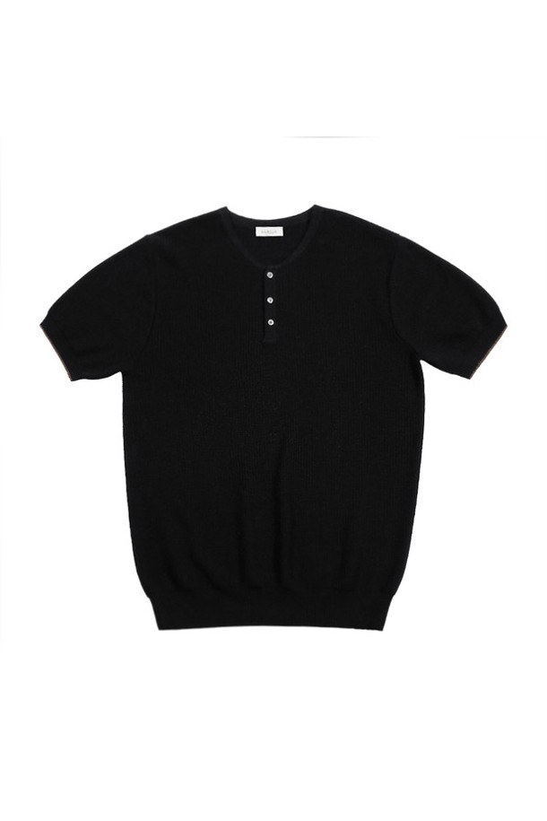 **텍스처 헨리 넥 니트 (블랙)**

부드러운 촉감의 레이온과 나일론 혼방 소재로 제작된 텍스처 헨리 넥 니트입니다. 릴랙스 핏과 얇은 두께로 봄, 가을 시즌에 편안하게 착용하기 좋습니다. 와플 패턴과 헨리넥 디자인이 특징이며, 자연스러운 마더오브펄 버튼으로 포인트를 더했습니다. 소매 끝단에는 배색 디테일을 주어 은은한 멋을 살렸으며, 캐시미어 소프트너 처리를 통해 부드러움을 높였습니다. 데이트룩, 카페룩 등 다양한 스타일에 미니멀하고 클래식하게 연출해보세요.
