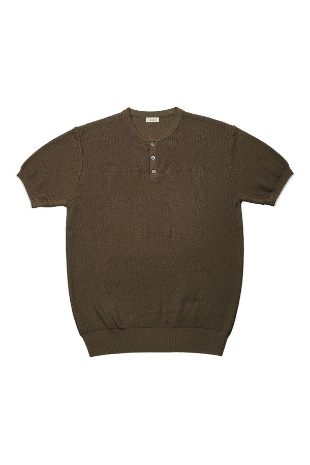 부드러운 촉감이 돋보이는 텍스처 헨리넥 니트 (브라운)입니다. 레이온과 나일론 혼방의 얇은 두께감으로 봄, 가을, 겨울 시즌에 활용하기 좋습니다. 릴랙스 핏으로 편안한 착용감을 선사하며, 헨리넥 디자인과 텍스처드 패턴이 은은한 포인트를 더합니다. 진주 단추 디테일과 소매 끝단의 배색, 캐시미어 소프터 처리가 고급스러운 무드를 연출하며, 데이트룩, 카페룩, 캐주얼, 클래식, 미니멀 스타일 등 다양한 TPO와 스타일에 매치하기 좋습니다. 하이게이지 니팅으로 제작되어 더욱 섬세하고 부드러운 감촉을 느낄 수 있습니다.
