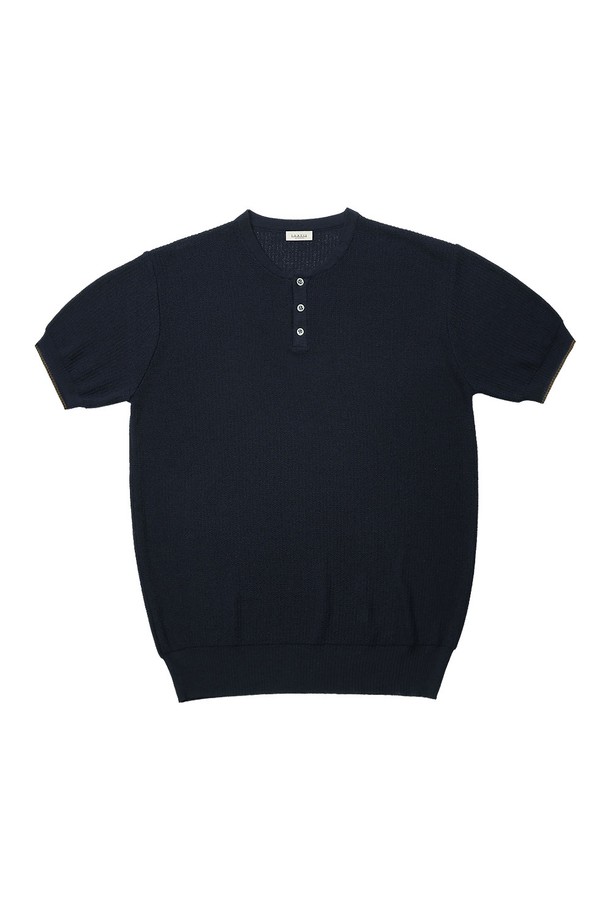 **텍스처 헨리넥 니트 (네이비)**는 릴렉스 핏으로 편안함을 선사하며, 봄, 가을에 활용하기 좋은 긴소매 헨리넥 니트입니다. 부드러운 레이온과 나일론 혼방 소재와 캐시미어 소프트너 처리를 통해 뛰어난 촉감을 자랑하며, 텍스처드 패턴으로 은은한 포인트를 더했습니다. 네이비, 화이트, 오트밀, 올리브그린, 브라운, 블루 등 다채로운 컬러 옵션을 제공하며, 자연스러운 자개 단추와 소매 끝단의 배색 디테일이 돋보입니다. 데이트룩, 카페룩 등 캐주얼하고 미니멀한 스타일은 물론 클래식한 무드까지 연출할 수 있습니다. 화이트 컬러는 비침이 있을 수 있습니다.
