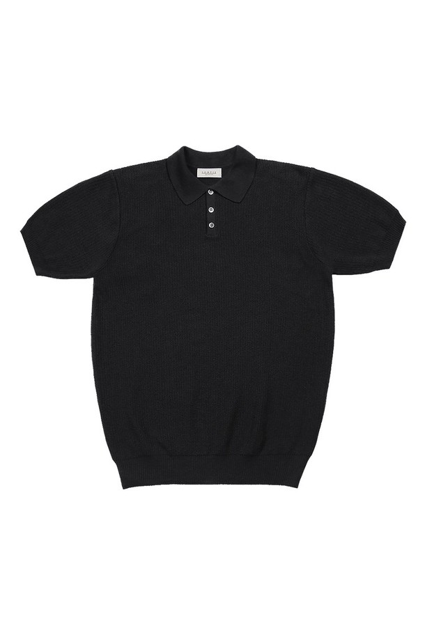 Texture Summer Polo Knit (Black)는 부드러운 촉감의 면 소재로 제작된 여름용 폴로 니트입니다. 베이직하고 캐주얼한 스타일로 데이트룩, 카페룩 등 다양한 TPO에 활용 가능하며, 레귤러 핏과 반소매 기장으로 편안하게 착용할 수 있습니다. 얇은 두께감에 텍스처드 패턴과 입체적인 칼라 니팅, 자개 단추 디테일이 돋보이며, 캐시미어 유연제 처리와 워싱 가공으로 높은 퀄리티를 자랑합니다. 블랙, 오트밀 그레이, 오렌지, 블루 4가지 컬러로 출시되어 취향에 맞게 선택할 수 있습니다. 미니멀, 클래식 스타일을 선호하는 고객에게 추천합니다.
