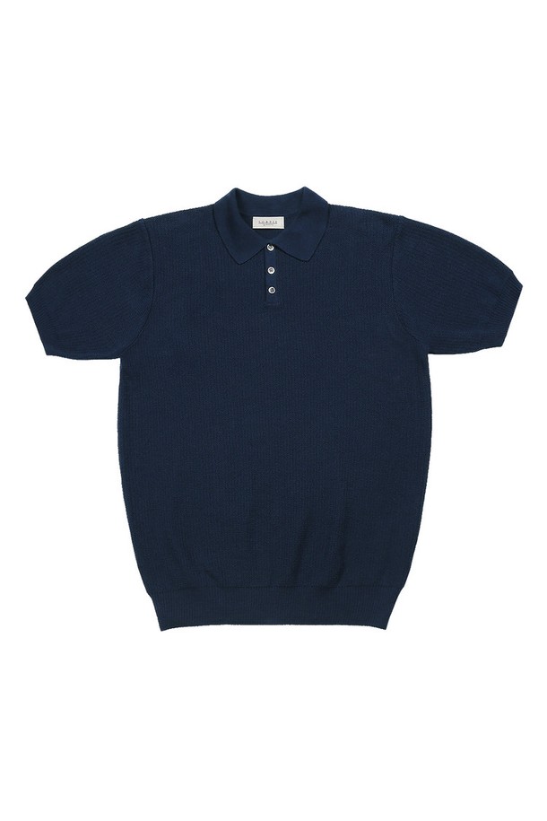 Texture Summer Polo Knit (Blue)는 시원한 여름을 위한 필수 아이템입니다. 부드러운 면 소재와 얇은 두께로 제작되어, 가볍고 편안한 착용감을 선사합니다. 와플 패턴의 3차원 니팅 구조와 76 게이지의 섬세한 짜임새는 고급스러운 질감을 더합니다. 폴로넥 디자인과 반소매 기장이 어우러져 캐주얼, 미니멀, 클래식 스타일을 모두 소화하며, 데이트룩과 카페룩에 모두 잘 어울립니다. 천연 자개 단추와 캐시미어 소프너 처리를 통해 부드러운 촉감을 극대화한 레귤러핏 폴로 니트입니다.
