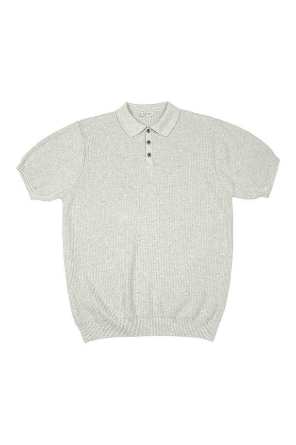 **Texture Summer Polo Knit (오트밀 그레이)**는 여름 시즌을 위한 베이직하고 클래식한 스타일의 폴로 니트입니다. 부드러운 면 소재에 얇은 두께로 제작되어 시원한 착용감을 선사하며, 와플 패턴으로 은은한 질감을 더했습니다. 반소매 기장의 레귤러핏 디자인으로, 데이트룩이나 카페룩 등 다양한 상황에 활용 가능합니다. 자개 단추와 입체적인 니트 칼라 구조, 캐시미어 연화제 처리, 워싱 가공, 76 고게이지 편직으로 고급스러움과 편안함을 동시에 느끼실 수 있습니다. 오트밀 그레이, 오렌지, 블루 세 가지 컬러로 만나보세요.

