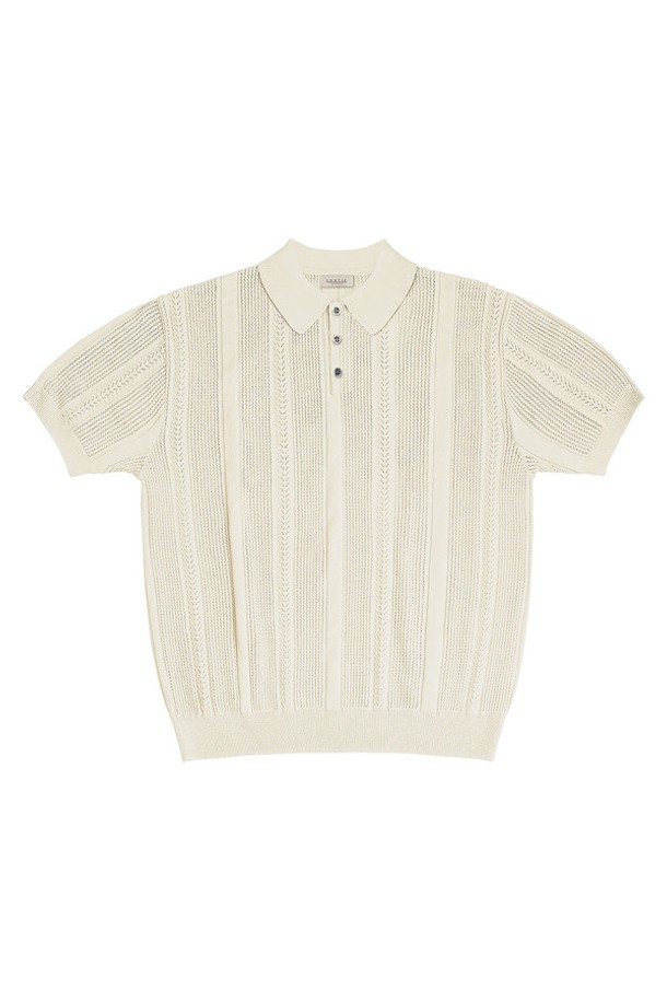 메쉬 혼방 크로셰 폴로 니트 (아이보리)는 봄, 여름 시즌에 어울리는 릴랙스 핏 반소매 상의입니다. 부드러운 면과 아크릴 혼방 소재로 제작되어 편안한 착용감을 선사하며, 통기성이 좋은 메쉬 & 크로셰 패턴이 특징입니다. 3버튼 폴로 스타일의 곡선 칼라 디자인과 고급스러운 자개 단추, 캐시미어 소프트너 처리가 돋보입니다. 캐주얼, 클래식, 미니멀 스타일을 즐기는 분들께 제격이며, 데이트룩, 카페룩 등 다양한 TPO에 활용하기 좋습니다. 구김이 적어 관리가 용이한 실용적인 아이템입니다.
