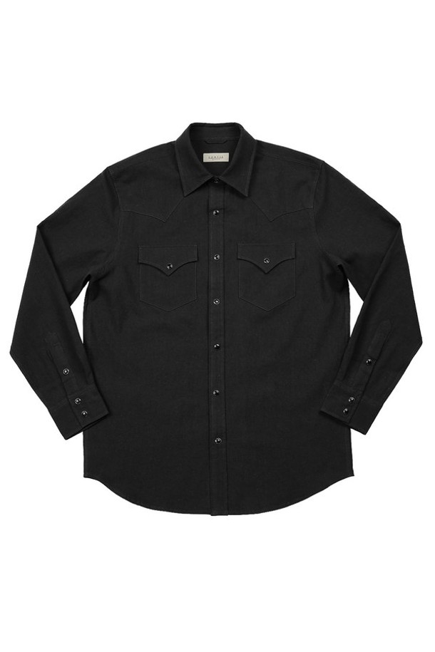 034 린넨 웨스턴 셔츠 (블랙)는 19세기 아메리칸 웨스턴 셔츠를 재해석하여 클래식하면서도 캐주얼한 무드를 연출합니다. 부드러운 촉감의 린넨과 면 혼방 소재로 제작되어 봄, 여름 시즌에 시원하게 착용 가능합니다. 레귤러 핏에 차이나 칼라 디자인, 웨스턴 디테일 어깨와 요크라인, 플랩 포켓, 자개 단추가 돋보이며 고급스러운 스티칭으로 마감했습니다. 데이트룩, 카페룩, 여행룩 등 다양한 TPO에 미니멀, 클래식 스타일로 활용하기 좋습니다. 긴 소매 기장의 블랙 컬러 무지 셔츠로, 레귤러핏을 선호하는 남성분들께 추천합니다.
