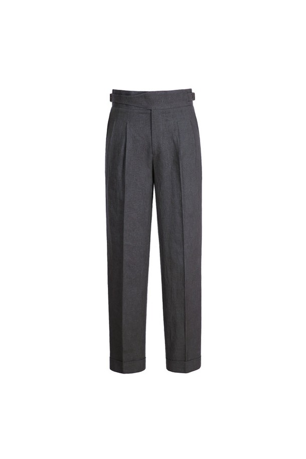 8s 린넨 구르카 트라우저 (차콜)는 클래식과 밀리터리 무드를 담아낸 남성용 긴 바지입니다. 시원한 촉감의 린넨 소재와 적당한 중량감으로 여름철에도 쾌적하게 착용 가능하며, 비즈니스 캐주얼 또는 출근룩에 적합합니다. 영국군 군복에서 모티브를 얻어 허리 뒤쪽 절개 디테일, 사이드 어저스터, 투플리츠 디자인을 적용하여 독특한 매력을 더했습니다. 차콜 컬러의 무지 디자인에 테이퍼드 핏으로, 미니멀하면서도 워크웨어 스타일을 연출할 수 있습니다. 전면 사선 포켓과 후면 플랩 포켓, 밑단 탭 디테일이 돋보이며 YKK 지퍼를 사용하여 튼튼하게 제작되었습니다.
