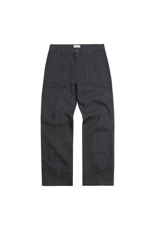 차콜 컬러의 유틸리티 린넨 패티그 팬츠는 린넨 소재 특유의 시원하고 거친 촉감이 특징입니다. 릴렉스 핏의 레귤러핏으로 편안한 착용감을 선사하며, 일상복과 여행룩, 가을 나들이룩 등 다양한 TPO에 활용하기 좋습니다. 밀리터리 스타일을 기반으로 한 캐주얼, 클래식, 워크웨어 무드를 연출할 수 있습니다. YKK 지퍼 플라이, 앞면 패치 포켓, 뒷면 플랩 패치 포켓, 16수 트리플 코어사 사용, 체인 스티치 디테일 등 꼼꼼한 마감으로 완성도를 높였습니다. 조절 가능한 허리 밴딩으로 편안하게 착용할 수 있습니다.
