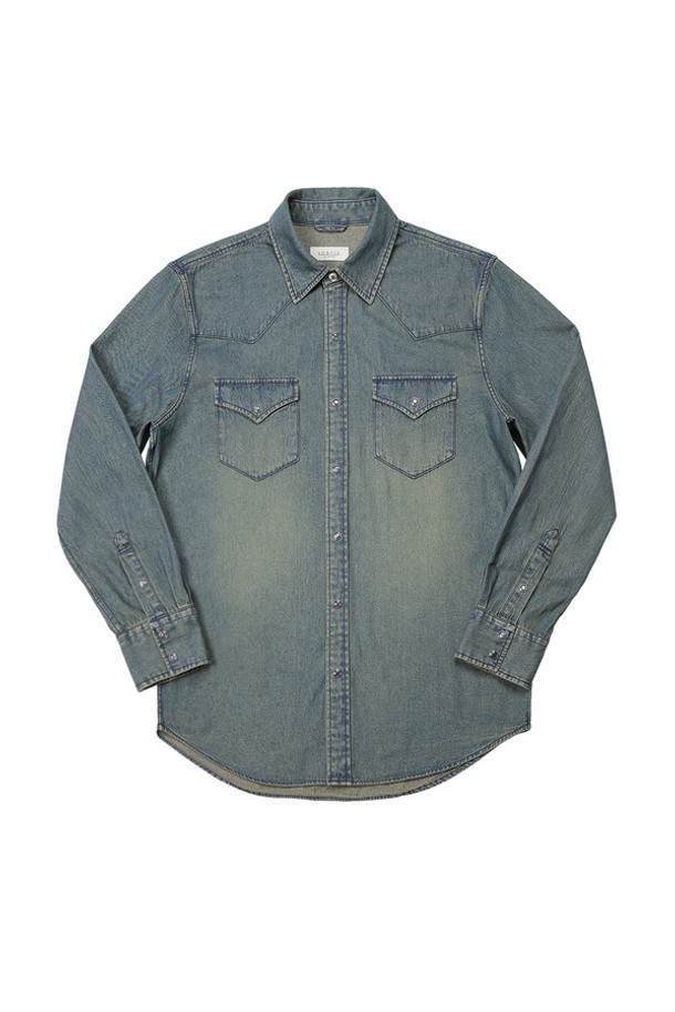 036 워시드 데님 웨스턴 셔츠 (미드 블루)는 캐주얼, 클래식, 워크웨어 스타일을 아우르는 남성용 데님 셔츠입니다. 사계절 착용 가능하며, 데이트룩 또는 여행룩에 잘 어울립니다. 미드 블루 및 인디고 블루 두 가지 색상으로 제공되며, 레귤러핏과 스탠다드핏으로 편안하게 착용할 수 있습니다. 어깨와 요크라인의 웨스턴 디테일, 빈티지 워싱 가공, 퍼커링 효과, 휴스턴 워싱 공법으로 독특한 매력을 더했습니다. 자개 단추와 프론트 플랩 포켓이 특징이며, 긴 소매와 카라 디자인으로 세련된 느낌을 줍니다.
