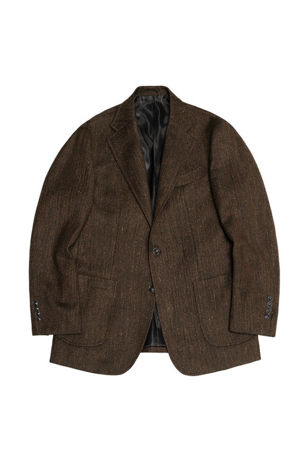 412 헤링본 체크 울 실크 재킷 (브라운)은 가을과 겨울, 당신의 클래식한 스타일을 완성해 줄 남성용 재킷입니다. 울과 실크 혼방 소재로 제작되어 부드러운 촉감과 고급스러운 분위기를 선사합니다. 클래식한 헤링본 체크 패턴과 테일러드 칼라가 돋보이며, 레귤러 핏과 싱글 버튼 여밈으로 세련된 실루엣을 연출합니다. 오피스룩, 비즈니스 캐주얼, 모임룩 등 다양한 TPO에 활용 가능하며, 미니멀하면서도 클래식한 스타일을 추구하는 남성에게 제격입니다. 두꺼운 두께감으로 보온성을 높여 추운 날씨에도 따뜻하게 착용할 수 있습니다.
