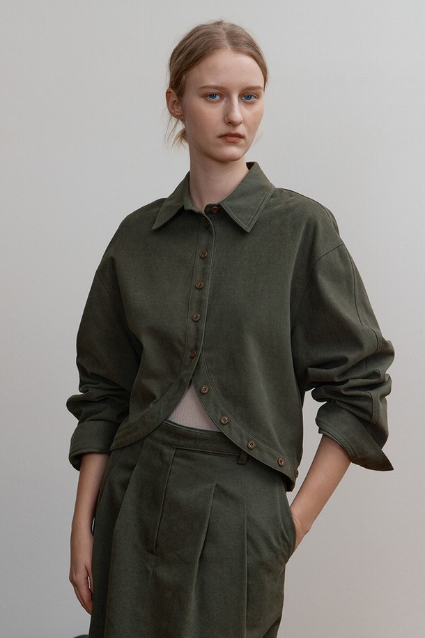 HENRYK 셔츠, 나이트 그린은 여성용 셔츠/블라우스입니다. 봄, 여름 시즌에 어울리는 부드러운 면 소재의 루즈핏 크롭 셔츠로, 모던하고 베이직한 스타일을 연출합니다. 나이트 그린 컬러의 무지 디자인에 돌먼 소매, 허리 속 단추, 뒤밑단 밴딩 디테일이 돋보이며, 바이오 가공 처리로 부드러운 촉감을 선사합니다. 미니멀, 클래식, 캐주얼 룩을 모두 소화할 수 있으며, 셋업 스타일링도 가능합니다. 긴 소매 기장의 라운드넥 셔츠입니다.
