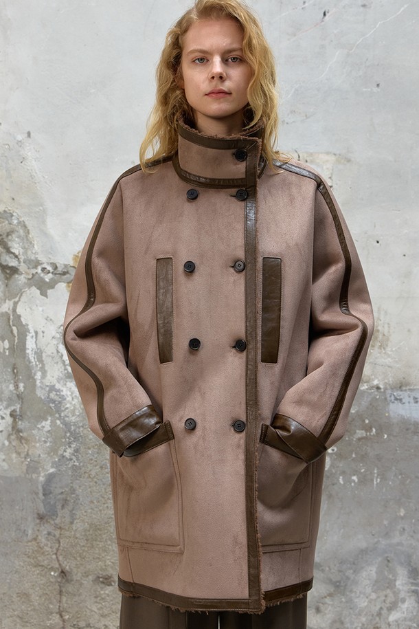 JUDE COAT, BROWN(주드 코트, 브라운)은 여성스러운 겨울 데일리룩, 출근룩, 오피스룩을 위한 세련된 아우터입니다. 브라운과 블랙 두 가지 색상으로 출시되었으며, 미니멀하고 모던한 스타일을 연출합니다. 두꺼운 폴리에스테르와 폴리우레탄 혼방 소재에 퍼 안감과 가죽 바인딩 디테일이 더해져 보온성을 높였습니다. 오버핏 더블코트로, 긴 소매와 무지 패턴이 특징이며, 클래식하고 시크한 분위기를 자아냅니다.
