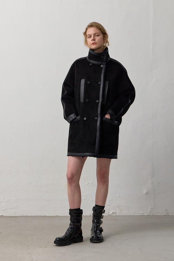 "JUDE COAT, BLACK"은 부드러운 촉감의 폴리에스테르 소재로 제작된 여성용 숏 코트입니다. 미니멀하고 캐주얼한 스타일로, 가을과 겨울철 데일리룩, 출근룩, 모임룩에 모두 활용하기 좋습니다. 하이넥 디자인과 포켓 디테일이 돋보이며, 오버핏으로 편안하게 착용 가능합니다. 집업 방식으로 간편하게 여밀 수 있으며, 긴 소매 기장과 두꺼운 두께감으로 따뜻함을 더했습니다. 무지 블랙 컬러로 어떤 옷에도 잘 어울려 활용도가 높습니다.
