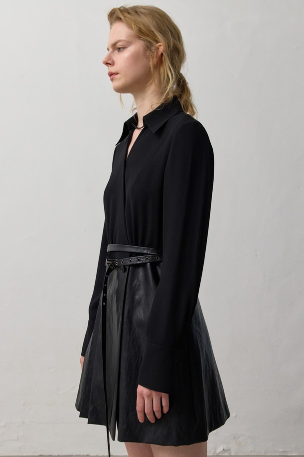 블랙 컬러의 PALOMA DRESS(팔로마 드레스)는 우아하고 세련된 스타일을 완성하는 여성 데일리 원피스입니다. 하이넥 라인에 초커 디테일로 포인트를 더하고, 상단 크레이프 블라우스와 레더 소재 플리츠 스커트의 조화가 돋보입니다. 허리 부분 벨트 디테일이 더해져 더욱 여성스러운 실루엣을 연출하며, 플레어 치마 타입으로 활동성을 높였습니다. 긴소매와 보통 두께감으로 사계절 내내 착용 가능하며, 레귤러 핏으로 편안하게 즐길 수 있습니다. 데이트룩, 모임룩, 오피스룩 등 다양한 TPO에 클래식, 미니멀, 시크한 스타일을 더해보세요.

