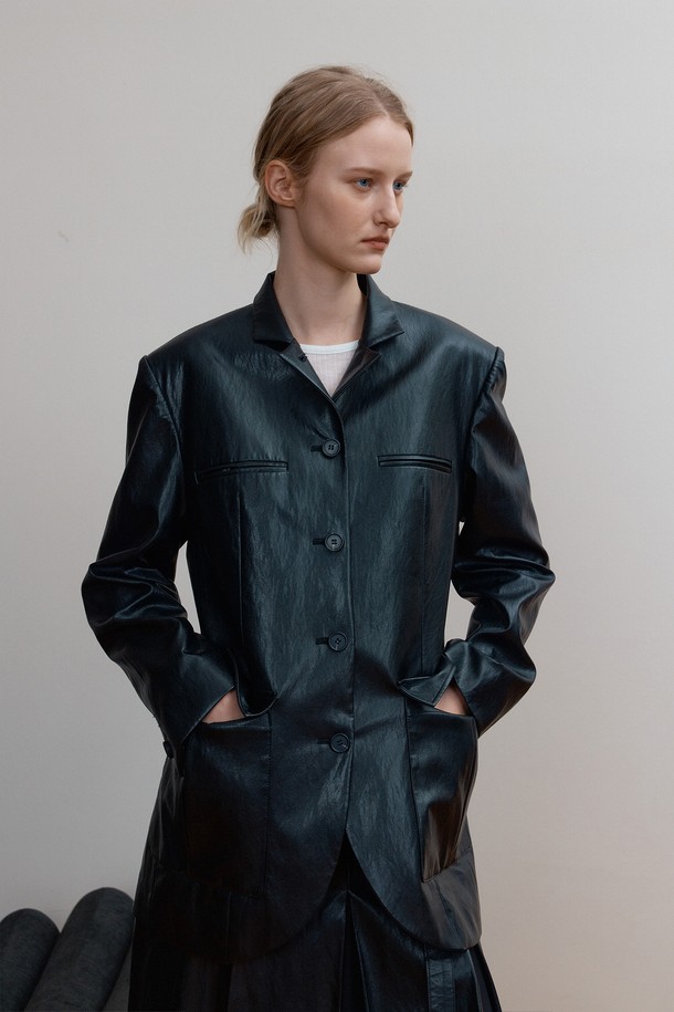 ZELDA JAEKET(젤다 재킷), BLACK LEATHER를 소개합니다. 시크하고 클래식한 스타일을 연출하는 여성 레더 자켓으로, 봄, 가을에 적합합니다. 슬림핏 디자인에 무지 패턴, 블랙 컬러로 어떤 옷에도 쉽게 매치할 수 있습니다. 부드러운 촉감의 인조가죽 소재와 폴리에스테르, 레이온, 폴리우레탄, 안감 폴리에스테르를 사용하여 제작되었습니다. 뒷판 허리 스트링 조임, 브릿지 워싱 가공으로 디테일을 더했으며, 젤다 스커트와 셋업으로도 활용 가능합니다. 출근룩, 오피스룩, 모임룩 등 다양한 TPO에 활용하여 세련된 스타일을 완성해보세요.
