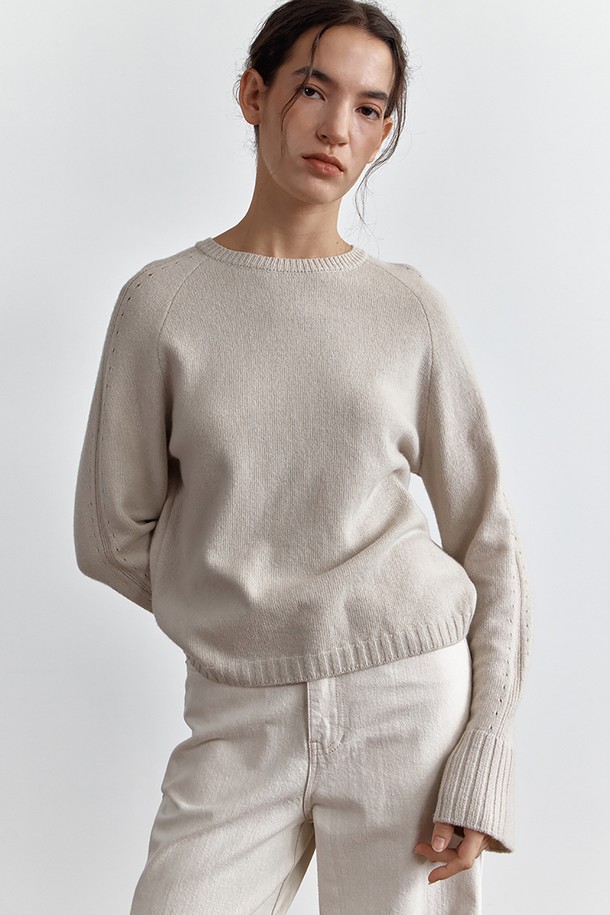 SILAS TOP, LIGHT GRAY는 부드러운 촉감의 울, 나일론, 폴리에스테르 혼방 소재로 제작된 여성용 터틀넥 니트/스웨터입니다. 가을, 겨울 시즌에 어울리는 두꺼운 두께감과 루즈핏으로 편안한 착용감을 선사하며, 베이직하고 미니멀한 스타일을 연출합니다. 탈착 가능한 넥워머와 소매 펀칭 디테일, 드롭숄더 디자인이 특징이며, 출근룩과 모임룩, 캐주얼, 클래식 스타일로 활용하기 좋습니다. 라이트 그레이 컬러의 무지 디자인으로 다양한 하의와 매치하여 미니멀한 스타일을 완성할 수 있습니다. 긴 소매 기장의 레귤러 기장 상의입니다.
