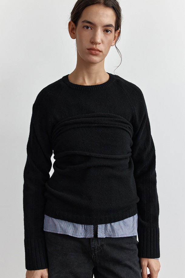 SILAS TOP, BLACK (실라스 탑, 블랙)은 가을과 겨울에 어울리는 여성용 상의입니다. 부드러운 울, 나일론, 폴리에스테르 혼방 소재로 제작되어 두꺼운 두께감과 루즈핏으로 편안한 착용감을 선사합니다. 라운드넥에 긴 소매 기장이며, 드롭숄더 디자인과 소매 펀칭 디테일이 특징입니다. 탈착 가능한 넥워머가 포함되어 있어, 더욱 따뜻하게 착용할 수 있습니다. 미니멀하고 베이직한 스타일로, 출근룩이나 모임룩 등 다양한 TPO에 활용 가능합니다.
