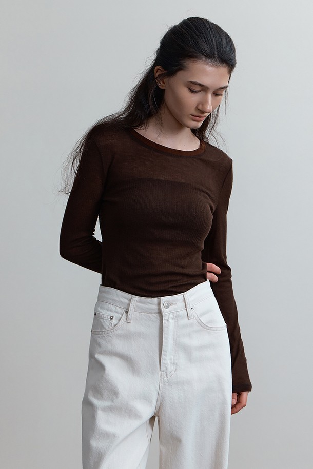 브라운 컬러의 '블레어 탑'은 베이직하고 미니멀한 스타일의 여성 긴소매 티셔츠입니다. 얇고 부드러운 텐셀과 울 혼방 소재로 제작되어 사계절 내내 편안하게 착용 가능하며, U넥 라인과 넥라인 배색 디테일이 특징입니다. 슬림핏 디자인으로 레이어드하여 다양한 스타일을 연출할 수 있으며, 이너용으로 활용하기 좋습니다. 데이트룩과 카페룩에 매치하여 미니멀, 클래식, 캐주얼 무드를 즐겨보세요.
