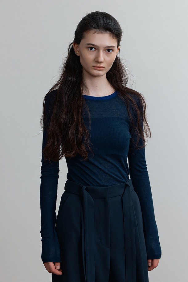 BLAIR TOP, BLUE (블레어 탑, 블루)는 부드러운 텐셀과 울 소재로 제작되어 뛰어난 착용감을 선사합니다. U넥 라인과 얇은 두께, 긴 소매 기장으로 디자인되어 레이어드하여 다양한 스타일을 연출할 수 있습니다. 넥 라인의 배색 디테일이 포인트이며, 슬림핏으로 여성스러운 실루엣을 강조합니다. 일상, 데이트룩, 카페룩 등 폭넓은 TPO에 미니멀, 클래식, 캐주얼 무드로 활용하기 좋은 베이직 티셔츠입니다. 네이비 컬러 옵션도 제공됩니다.
