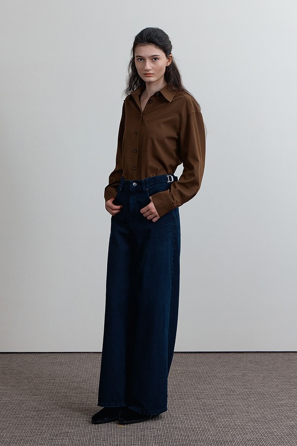 멜린 팬츠, 네이비는 7수 코튼 데님 소재의 여성 와이드 핏 데님 팬츠입니다. 캣브러시 워싱으로 빈티지한 무드를 더했으며, 톤 다운된 네이비 컬러가 캐주얼하고 미니멀한 스타일을 연출합니다. 허리 사이즈 조절이 가능하며, 두꺼운 두께감과 루즈핏으로 편안한 착용감을 선사합니다. 봄, 가을에 동네 마실룩이나 가을 나들이룩으로 활용하기 좋으며, 다양한 상의와 매치하여 클래식한 스타일을 완성할 수 있습니다.
