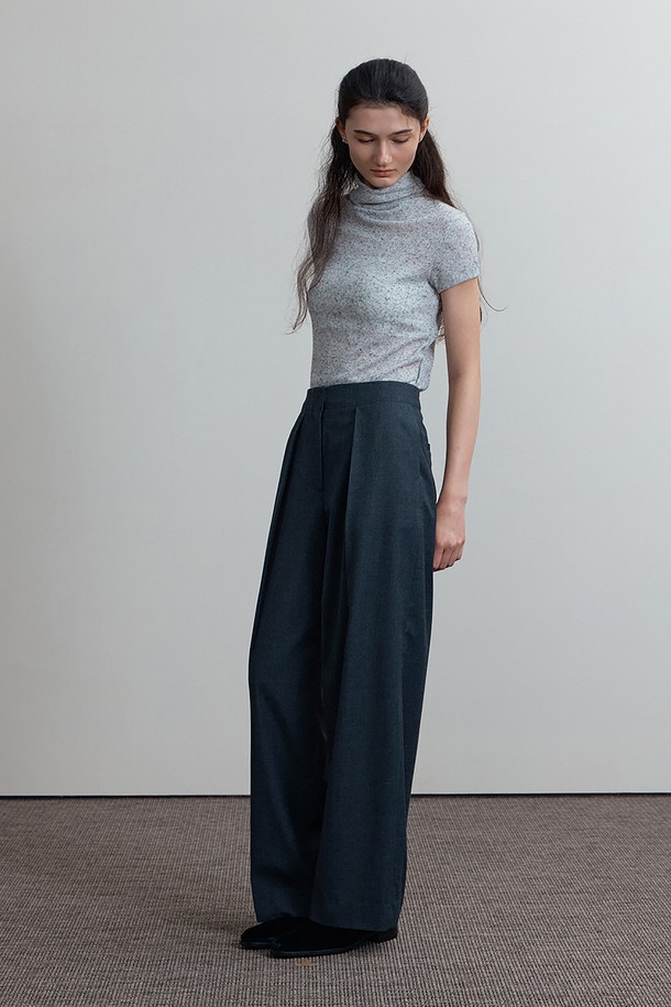 MILES PANTS, GRAY (마일스 팬츠, 그레이)는 가을, 겨울 시즌에 어울리는 여성용 와이드 팬츠입니다. 부드러운 촉감의 폴리에스테르, 레이온, 울 혼방 소재로 제작되어, 넉넉한 루즈핏과 두께감으로 편안한 착용감을 선사합니다. 턱 디테일과 레직기 주름이 더해져 미니멀하면서도 클래식한 무드를 연출하며, 출근룩, 오피스룩, 겨울 데일리룩 등 다양한 TPO에 활용하기 좋습니다. 셋업으로도 스타일링이 가능하여 시크한 스타일을 완성할 수 있습니다.
