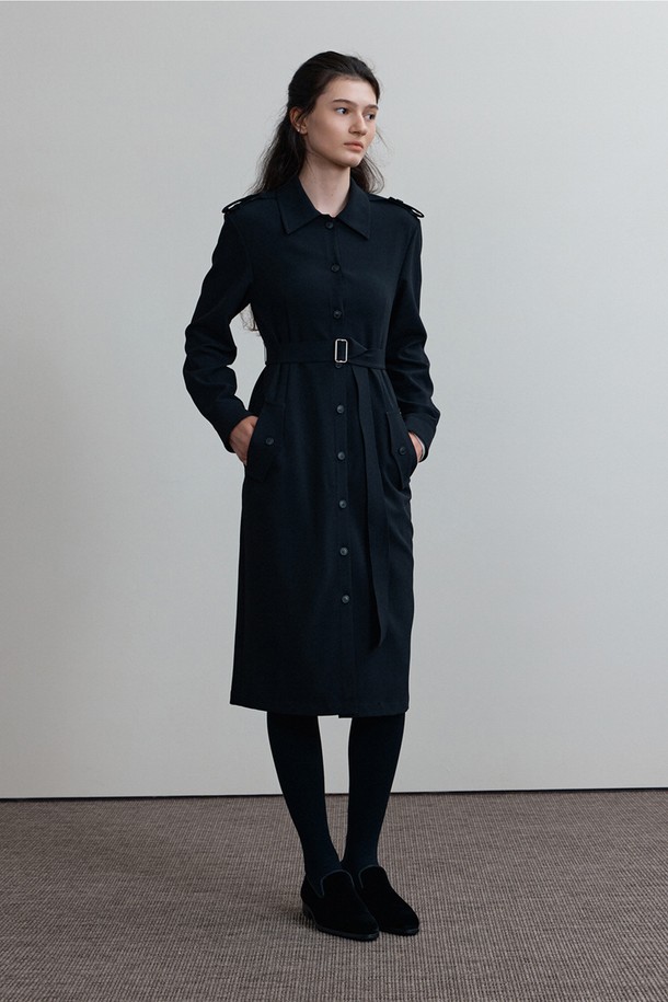 SALOME 드레스, 블랙은 여성 고객을 위한 트렌치 스타일의 블랙 원피스입니다. 봄, 가을에 착용하기 좋으며, 클래식, 미니멀, 시크한 스타일을 연출할 수 있습니다. 폴리에스테르와 폴리우레탄 혼방 소재로 제작되어 신축성이 있으며 슬림핏으로 몸매 라인을 살려줍니다. 어깨 견장 디테일, 허리 벨트, 버튼 여밈, 포켓 디테일이 돋보이며 오피스룩, 데이트룩, 모임룩 등 다양한 TPO에 활용 가능합니다. 칼라 넥 라인과 긴 소매 기장으로 세련된 분위기를 더합니다.
