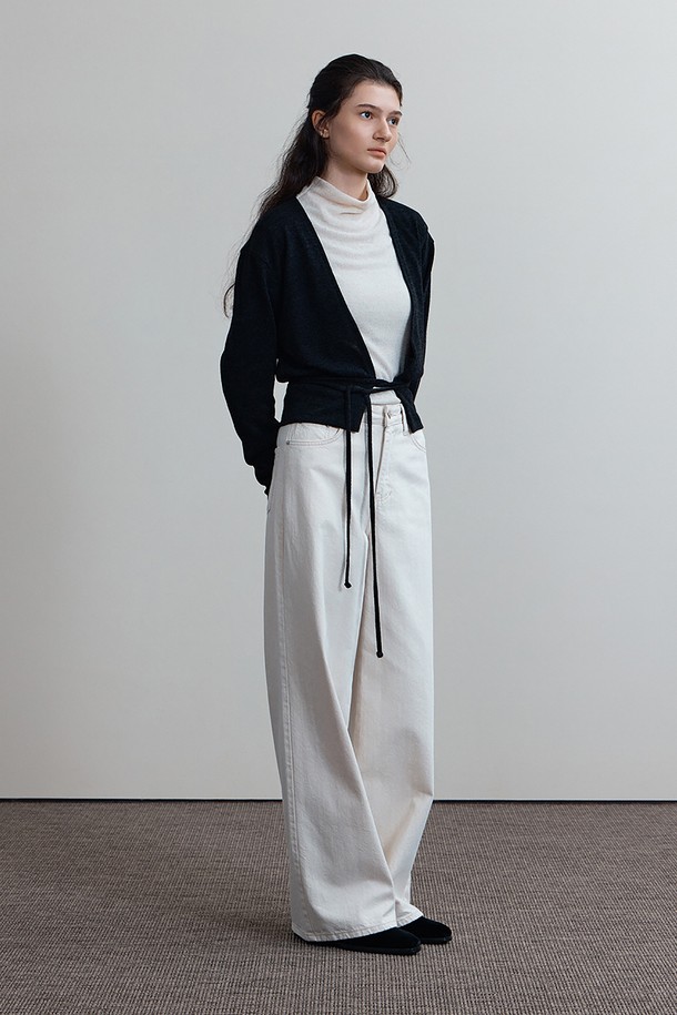 RANDA KNIT CARDIGAN (란다 니트 가디건), 블랙 색상의 여성용 니트 가디건입니다. 봄, 가을 시즌에 착용하기 좋으며, 데일리 및 세미 캐주얼 스타일을 연출할 수 있습니다. 미니멀하고 베이직한 디자인으로 다양한 룩에 활용하기 용이하며, 슬림핏 크롭 기장으로 시크한 분위기를 더합니다. 허리 스트랩 디테일과 레이어드 스타일링이 가능한 점이 특징이며, 부드러운 촉감의 폴리에스테르, 레이온, 폴리우레탄 혼방 소재로 제작되었습니다. 데이트룩, 카페룩, 모임룩에 적합하며, 미니멀, 클래식, 시크 스타일을 즐기는 분들께 추천합니다.
