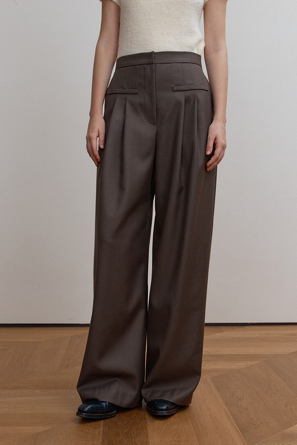 NEIGE PANTS(네쥬 팬츠), 카키 색상의 여성용 와이드 팬츠입니다. 가을, 겨울 시즌에 어울리는 두꺼운 울, 폴리에스테르 혼방 소재로 제작되어 부드러운 촉감을 선사하며 루즈핏으로 편안하게 착용 가능합니다. 클래식한 무드의 무지 디자인에 투 핀턱 디테일이 더해져 세련된 느낌을 줍니다. 오피스룩, 출근룩, 모임룩 등 다양한 TPO에 활용할 수 있으며, 사이드 및 앞뒤 포켓으로 실용성을 높였습니다. 셋업으로도 연출할 수 있어 활용도가 높습니다.
