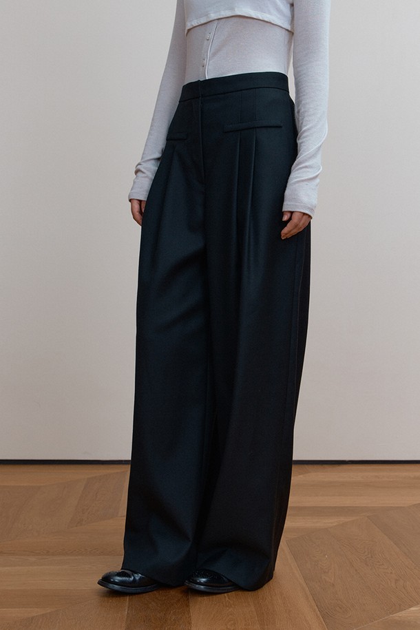 네쥬 팬츠, 블랙은 클래식하고 시크한 무드의 여성 와이드 팬츠입니다. 가을, 겨울 시즌에 어울리는 두꺼운 울, 폴리에스테르 혼방 소재로 제작되어 부드러운 촉감과 뛰어난 보온성을 제공합니다. 넉넉한 루즈핏에 투 핀턱 디테일로 포인트를 더했으며, 셋업으로 연출 가능하여 오피스룩, 출근룩, 모임룩 등 다양한 TPO에 활용 가능합니다. 양 사이드와 앞뒤 포켓으로 실용성을 높인 블랙 컬러의 무지 디자인입니다.
