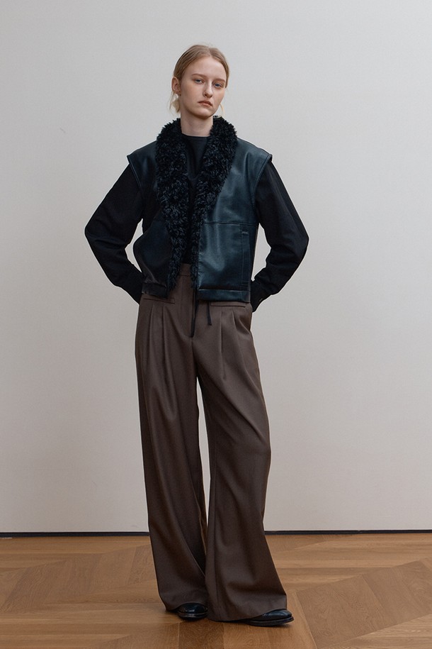 SHILOH 베스트, 블랙은 여성용 아우터 베스트입니다. 모던하고 미니멀한 스타일로, 가을과 겨울에 착용하기 좋습니다. 에코레더 소재에 2온스 충전재, 퍼 콤비 디테일과 스티치 디테일이 돋보입니다. 부드러운 촉감의 민소매 디자인이며, 스트랩 여밈 방식으로 모임룩 연출에 적합합니다. 레귤러핏의 레귤러 기장으로 다양한 스타일을 소화할 수 있습니다.
