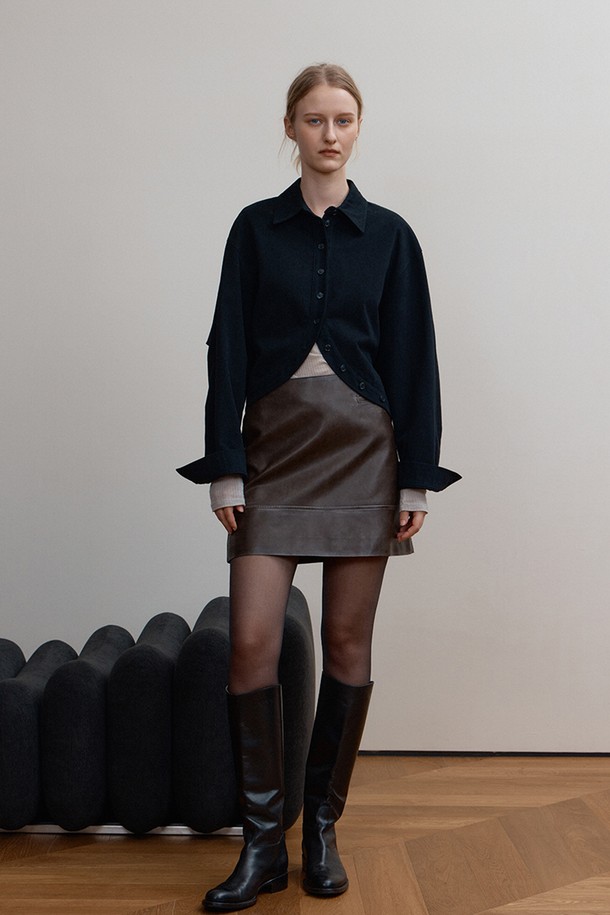 MAEVE 미니 스커트, 브라운은 미니멀하고 시크한 스타일을 연출하는 여성용 스커트입니다. A라인 핏과 세미핏으로 편안하면서도 세련된 실루엣을 선사하며, 사계절 활용 가능한 실용적인 아이템입니다. 빈티지한 워싱과 스티치 디테일이 돋보이며, 미드라이즈 디자인과 안감, 실용적인 포켓으로 편의성을 더했습니다. 브라운 컬러의 무지 디자인으로 다양한 상의와 매치하여 데이트룩, 클래식룩 등 폭넓은 스타일을 연출할 수 있습니다. 폴리우레탄 소재로 제작되었으며 신축성은 없습니다.
