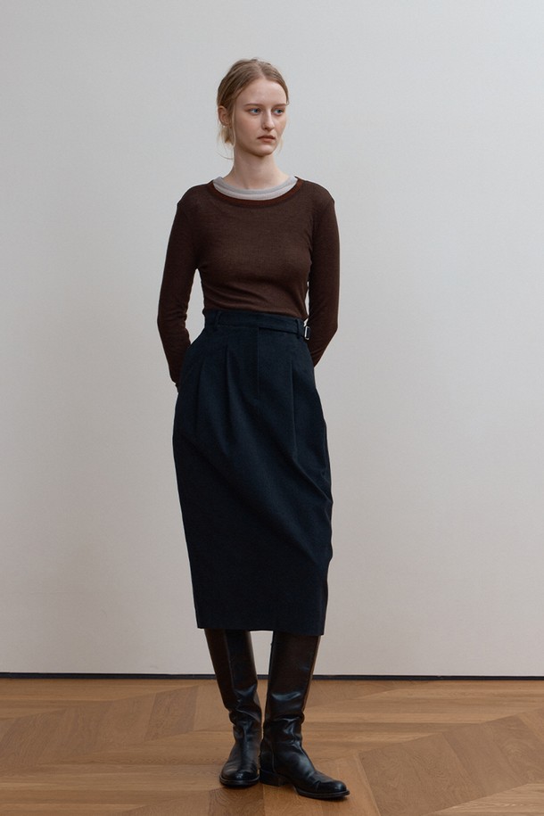 LEA SKIRT, BLACK (레아 스커트, 블랙)은 미니멀하고 베이직한 스타일의 여성용 미디 스커트입니다. 부드러운 면 소재로 제작되어 사계절 내내 편안하게 착용 가능하며, 벌룬핏 디자인과 투 핀턱(Two-pin tuck) 디테일이 특징입니다. 허리 벨트 디테일과 뒷트임으로 포인트를 더했으며, 피치가공으로 부드러운 촉감을 선사합니다. 출근룩과 모임룩 모두 활용 가능하며, 셋업으로도 연출하여 클래식한 무드를 연출할 수 있습니다.
