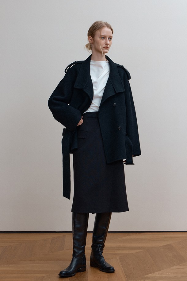 MAIREN(메이렌) 하프 코트, 블랙은 미니멀하고 시크한 스타일을 추구하는 여성 의류입니다. 가을과 겨울에 어울리는 두꺼운 울, 나일론 혼방 소재로 제작되어 부드러운 촉감을 선사합니다. 견장 디테일과 탈부착 벨트가 돋보이며, 루즈핏 디자인으로 편안하게 착용 가능합니다. 

일상, 출근룩, 오피스룩, 모임룩 등 다양한 TPO에 활용할 수 있으며, 하프 기장으로 세련된 분위기를 연출합니다. 핸드메이드 봉제로 완성되어 높은 퀄리티를 자랑합니다.
