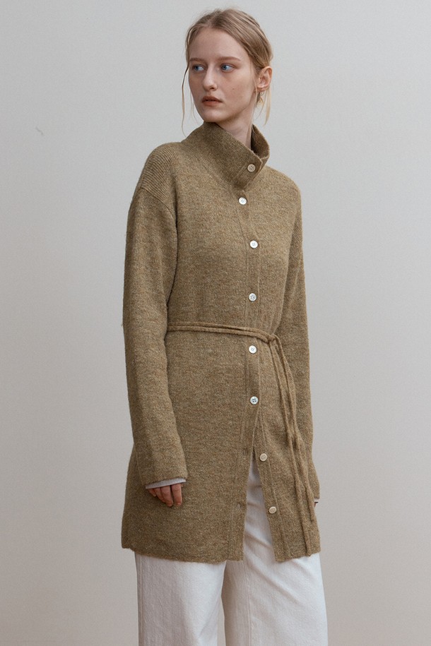 AUDE KNIT 롱 가디건, 카키는 미니멀하고 베이직한 스타일을 추구하는 여성분들을 위한 아이템입니다. 가을, 겨울 시즌에 어울리는 두꺼운 두께감의 롱 기장 니트 가디건으로, 울, 폴리에스터, 나일론 혼방 소재로 제작되어 부드러운 촉감을 선사합니다. 슬림핏 H라인 실루엣에 스트랩 디테일이 더해져 여성스러운 분위기를 연출하며, 카울넥 또는 오픈 카라 형태로 투웨이 스타일 연출이 가능합니다. 데이트룩, 모임룩 등 다양한 TPO에 활용 가능한 시크하고 클래식한 매력의 가디건입니다.
