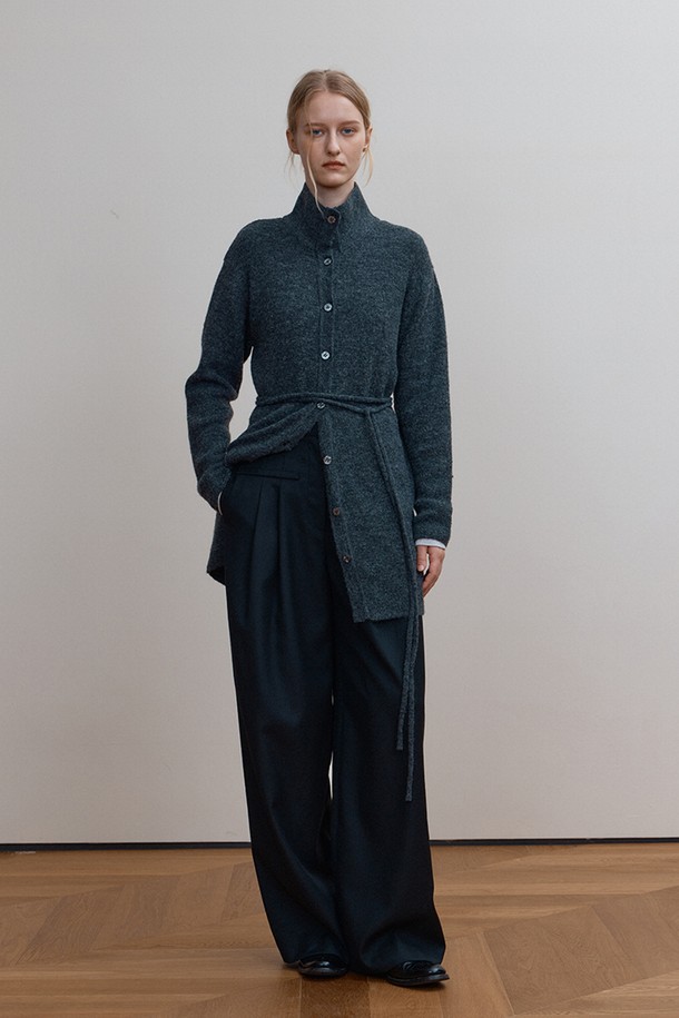 AUDE KNIT 롱 카디건, 차콜은 여성 의류 상의 니트/스웨터 카테고리에 속하며, 가을, 겨울 시즌에 어울리는 롱 기장의 슬림핏 카디건입니다. 차콜 컬러의 무지 디자인으로, 베이직하고 미니멀한 스타일을 연출합니다. 울, 폴리에스테르, 나일론 혼방 소재로 제작되어 부드러운 촉감을 선사하며, 두꺼운 두께감으로 따뜻하게 착용할 수 있습니다. 스트랩 디테일과 오픈 카라 스타일 연출이 가능하며, H라인 실루엣으로 시크하고 클래식한 데이트룩, 모임룩을 완성해 줍니다. 긴 소매 기장의 카울넥 디자인이 특징입니다.
