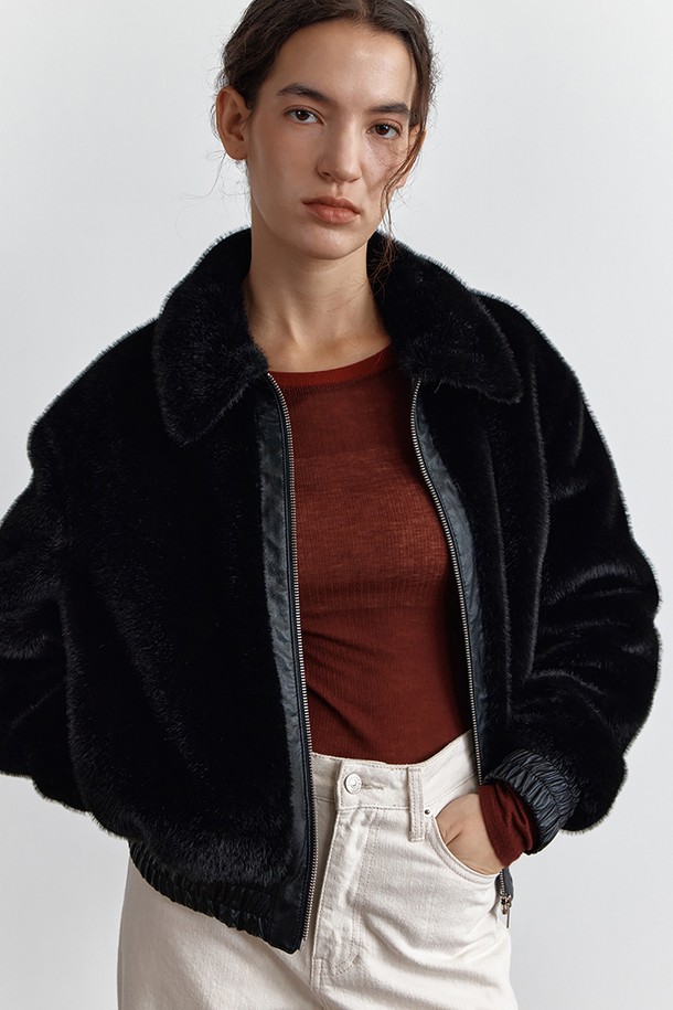 FIDES FUR JUMPER, BLACK(피데스 퍼 점퍼, 블랙)는 부드러운 촉감의 페이크 퍼 소재와 가죽 콤비 디테일이 돋보이는 여성용 점퍼입니다. 숏 기장의 루즈핏 블랙 컬러 점퍼로, 캐주얼, 스트릿 스타일을 즐겨 입는 분들께 적합합니다. 가을, 겨울 시즌에 따뜻하게 착용할 수 있으며, 지퍼형 여밈 방식과 밑단 밴딩으로 편안한 착용감을 선사합니다. 모임룩, 데이트룩 등 다양한 TPO에 활용 가능하며, 안감과 주머니가 있어 실용성을 더했습니다.
