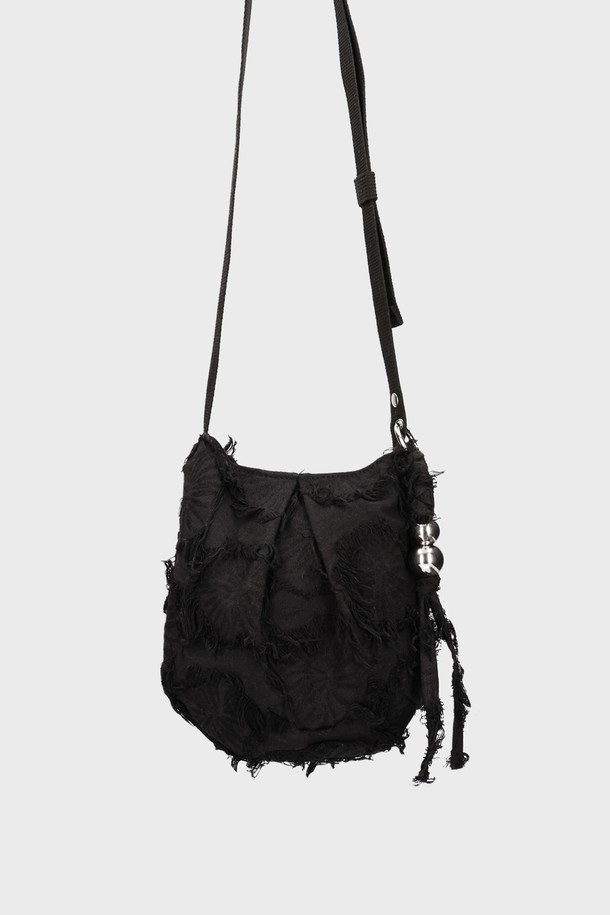 BUDDY BAG FEATHER BLACK (버디백 페더 블랙) 크로스백은 여성 고객을 위한 미디엄 사이즈 가방입니다. 블랙 컬러의 폴리에스테르 소재, 자카드 패턴으로 제작되었으며, 마그네틱 디자인 장식이 특징입니다. 탈부착 키링, 조절 가능한 스트랩, 내부 포켓 등의 기능이 있어 실용적입니다. 사각 형태의 가방으로, 가볍고 크로스백과 숄더백으로 활용 가능하며, 데일리백으로 또는 사계절 내내 쇼핑룩, 카페룩, 미니멀, 클래식, 캐주얼 스타일에 매치하기 좋습니다.
