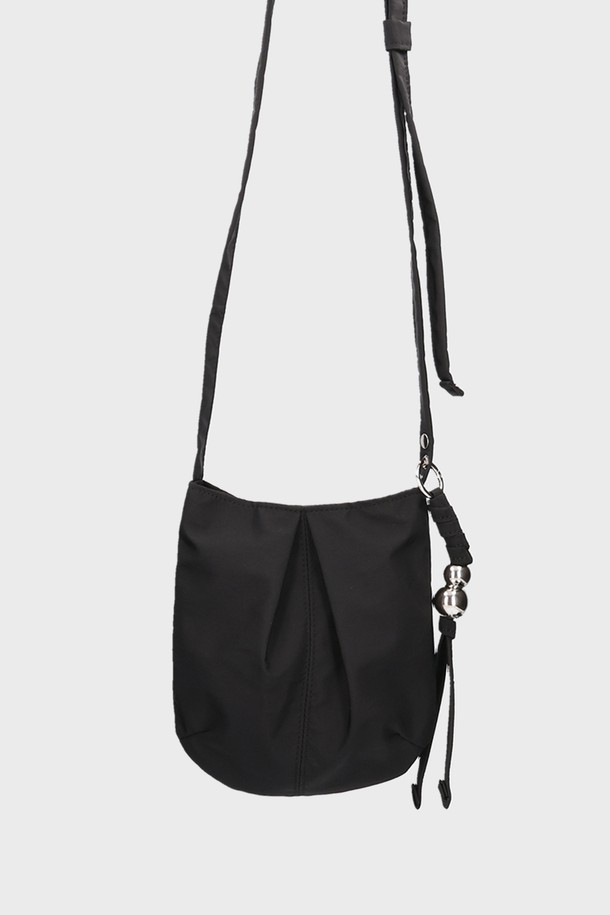 버디백 솔리드 블랙 크로스백은 여성 고객을 위한 미디엄 사이즈의 가방입니다. 가볍고 방수 기능이 있어 일상생활에서 편리하게 사용할 수 있으며, 미니멀하고 베이직한 스타일로 동네 마실룩이나 쇼핑룩에 잘 어울립니다. 블랙 컬러의 무지 디자인에 키링으로 포인트를 더했으며, 조절 가능한 스트랩과 크로스백/숄더백 겸용으로 활용도가 높습니다. 사각형 모양에 마그네틱형 잠금 방식으로 깔끔함을 더한 나일론 소재의 가방입니다.
