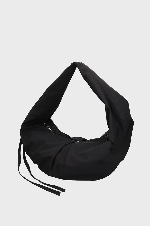 **LUVIN BAG LARGE NYLON BLACK 러빈백 라지 나일론 블랙**은 가볍고 방수 기능이 뛰어난 여성 숄더백입니다. 부드러운 텍스처와 자연스러운 드레이프성이 특징이며, 하트 모양의 디자인과 지퍼 및 D링 장식이 돋보입니다. 넉넉한 수납을 위한 라지 사이즈로, 내부 포켓과 외부 D링이 있어 실용적입니다. 센터 플리팅 디테일이 더해져 미니멀, 캐주얼, 시크한 스타일을 연출하며 데이트룩, 쇼핑룩, 카페룩에 잘 어울립니다. 블랙 컬러의 무지 디자인으로 어떤 룩에도 매치하기 좋습니다.
