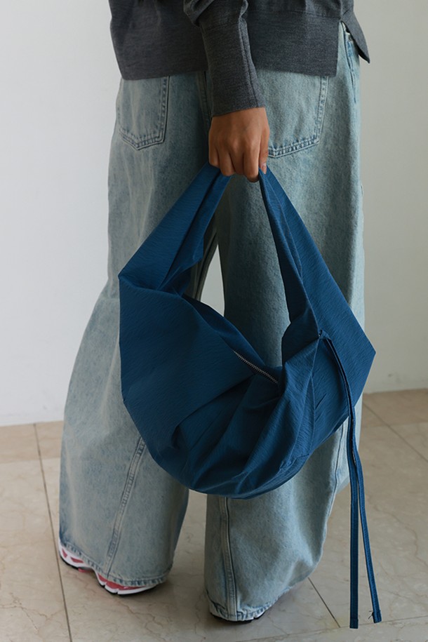 "LUVIN BAG LARGE NYLON BLUE 러빈백 라지 나일론 블루"는 여성용 가방으로, 사랑스러운 하트 모양과 플리츠, D링, U링 디자인 장식이 돋보입니다. 넉넉한 수납 공간과 생활 방수 기능으로 실용성을 더했으며, 가볍고 부드러운 나일론 소재로 제작되어 편안한 착용감을 선사합니다. 탈부착 가능한 스트랩과 키링 부착 기능, 내부 포켓으로 편리함을 높였으며, 캐주얼, 미니멀, 로맨틱 스타일을 모두 소화하여 데이트룩, 쇼핑룩, 여행룩 등 다양한 TPO에 매치하기 좋습니다. 지퍼형 잠금 방식으로 내용물을 안전하게 보호해 줍니다.
