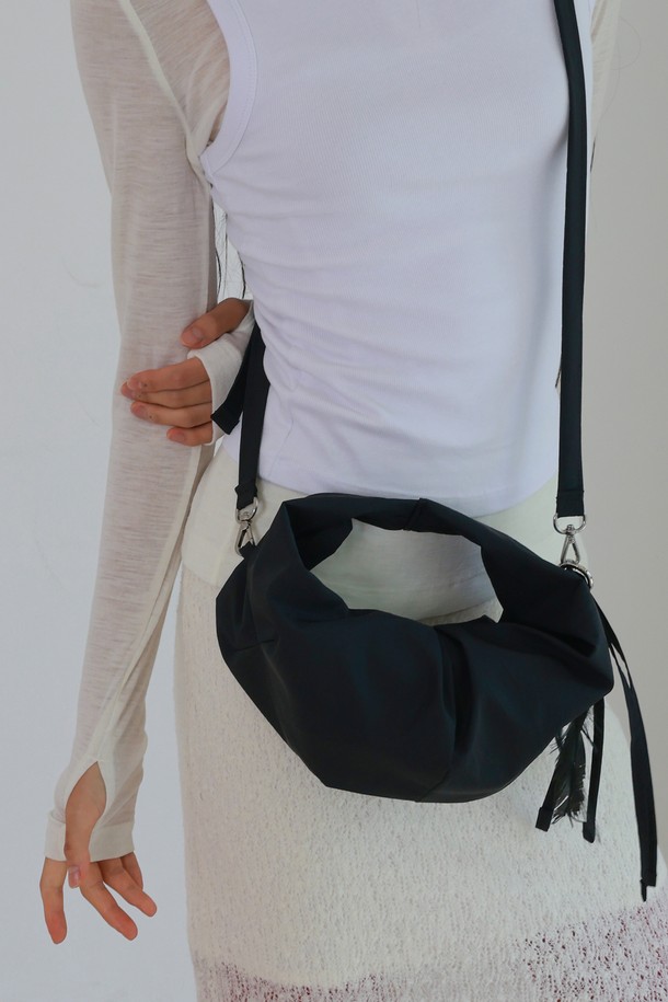 러빈백 스몰 나일론 블랙은 하트 실루엣 디자인과 플리츠 디테일이 돋보이는 여성 크로스백입니다. 가볍고 생활 방수가 가능한 나일론 소재로 제작되어 일상생활에서 편안하게 사용할 수 있습니다. 탈부착 가능한 스트랩과 내부 포켓이 있어 실용성을 더했으며, 지퍼형 잠금 방식으로 소지품을 안전하게 보관할 수 있습니다. 데이트룩, 쇼핑룩 등 다양한 스타일에 매치하여 걸리시, 캐주얼, 미니멀한 스타일을 연출해보세요. 부드러운 착용감으로 매일 손이 가는 아이템입니다.
