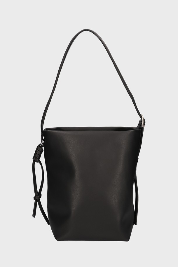 BUTLER BAG (버틀러백) 소가죽 블랙은 부드러운 소가죽 소재로 제작된 미디엄 사이즈의 버킷 백입니다. 버클 디테일과 가죽 스트랩 타이로 포인트를 주어 클래식하면서도 시크한 무드를 연출합니다. 내부 포켓이 있어 수납력을 높였으며, 숄더백과 크로스백으로 활용 가능한 조절 가능한 스트랩을 갖추었습니다. 데이트룩, 오피스룩 등 TPO에 구애받지 않고 미니멀한 스타일을 완성하는 데일리 백입니다. 고리형 잠금 방식으로 간편하게 여닫을 수 있습니다.
