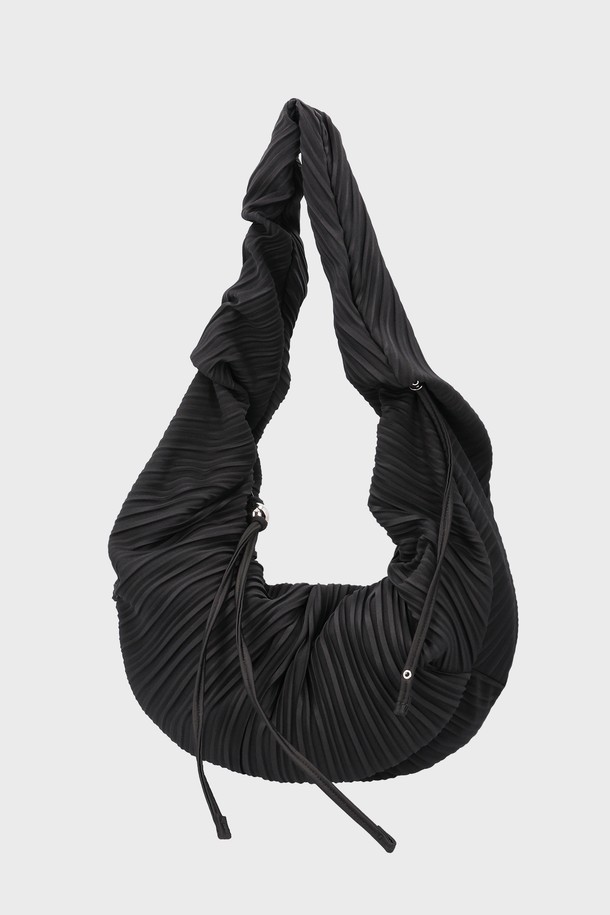 LUVITS BAG LARGE BLACK(러비츠백 라지 블랙)은 여성용 가방으로, 캐주얼, 미니멀, 클래식 스타일을 연출하기 좋습니다. 부드러운 나일론 소재와 주름 디테일이 돋보이는 숄더백으로, 데이트룩, 여행룩, 산책룩 등 다양한 TPO에 활용 가능합니다. 넉넉한 수납 공간의 라지 사이즈로 실용성을 더했으며, 반원 형태의 디자인과 지퍼형 잠금 방식으로 편리함을 더했습니다. 블랙 컬러로 어떤 옷에도 잘 어울려 데일리백으로 손색없습니다.
