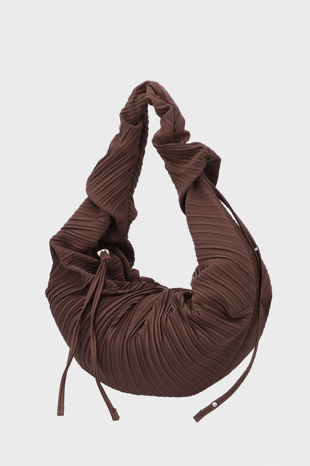 LUVITS BAG LARGE BROWN (러비츠백 라지 브라운)은 우아한 스타일을 연출하는 여성 숄더백입니다. 브라운 컬러의 라지 사이즈 반달 모양 가방으로, 주름 디테일과 태슬 장식이 돋보입니다. 숄더 스트랩과 조임용 끈 잠금 방식으로 편의성을 더했으며, 모임룩 및 일상 용도로 활용하기 좋습니다. 클래식, 미니멀, 로맨틱 스타일을 선호하는 분들께 추천합니다. 플리츠 디테일이 세련된 느낌을 더합니다.
