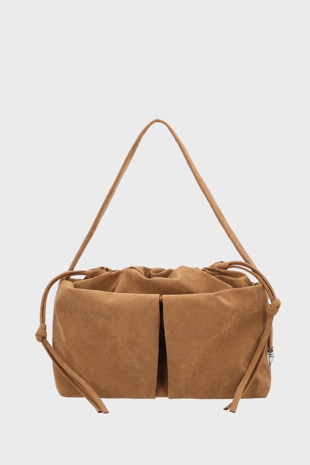 DEAR BAG LARGE SUEDE CAMEL (디어백 라지 스웨이드 카멜)은 여성용 가방으로, 부드러운 스웨이드 소재와 따뜻한 카멜 컬러가 특징입니다. 원통형 디자인에 조임용 끈으로 잠그는 방식이며, 숄더백 또는 크로스백으로 활용할 수 있습니다. 라지 사이즈로 넉넉한 수납 공간을 제공하며, 무지 디자인으로 어떤 스타일에도 잘 어울립니다. 클래식, 미니멀, 시크한 스타일을 선호하는 분들께 데이트룩, 모임룩, 여행룩에 모두 활용 가능한 실용적인 아이템입니다.
