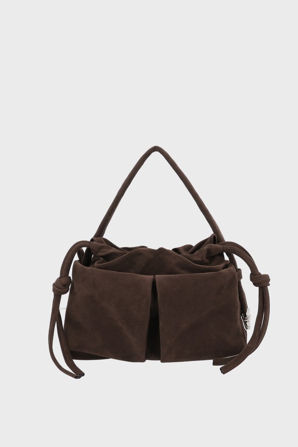 DEAR BAG SMALL SUEDE CHOCO (디어백 스몰 스웨이드 초코)는 스웨이드 소재로 제작된 여성 숄더백입니다. 초코와 브라운 두 가지 색상으로 출시되었으며, 스몰 사이즈의 사각 쉐입으로 클래식, 미니멀, 시크 스타일을 연출하기 좋습니다. 무지 디자인에 지퍼형 잠금 방식과 숄더 스트랩을 갖춰 실용성을 더했습니다. 데이트룩, 모임룩, 오피스룩 등 다양한 TPO에 활용할 수 있는 아이템입니다.
