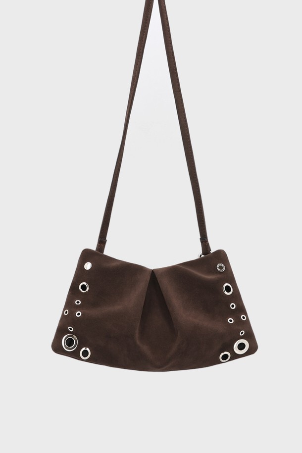 "FUDGE BAG SUEDE CHOCO (퍼지백 스웨이드 초코)"는 부드러운 스웨이드 소재의 여성용 크로스백입니다. 초코와 브라운 두 가지 색상으로 제공되며, 미디엄 사이즈에 무지 패턴으로 제작되어 어떤 스타일에도 잘 어울립니다. 아일렛 디자인 디테일이 돋보이며, 숄더 스트랩으로 편안하게 착용할 수 있습니다. 데이트룩, 모임룩, 소개팅룩 등 다양한 TPO에 클래식, 미니멀, 시크 스타일을 더해 세련된 분위기를 연출해 보세요. 오픈형 잠금 방식으로 소지품을 간편하게 넣고 꺼낼 수 있습니다.
