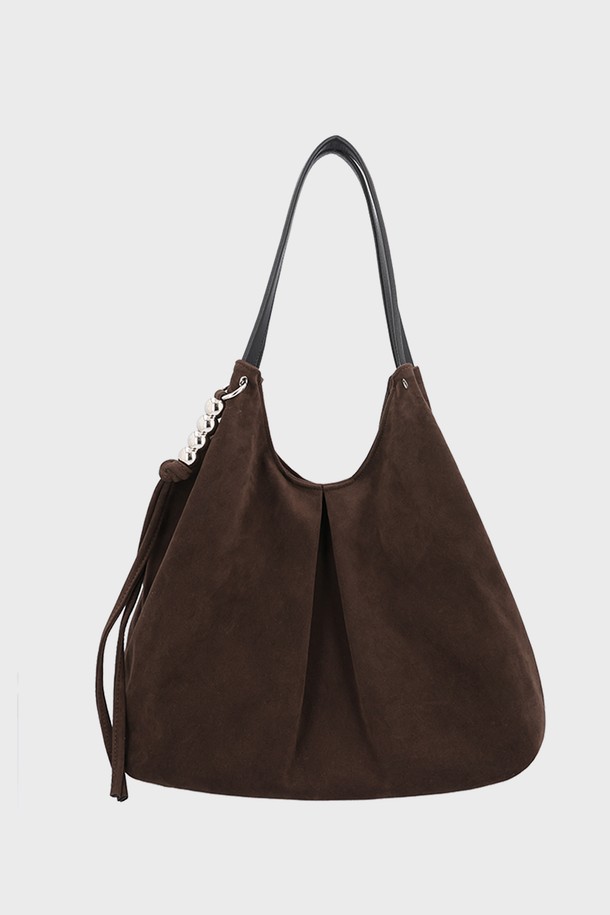 세련된 감각을 더해줄 MERRY BAG SUEDE CHOCO 메리백 스웨이드 초코 숄더백입니다. 부드러운 스웨이드 소재와 초코, 브라운 컬러의 조화가 고급스러운 분위기를 자아냅니다. 미디엄 사이즈의 반원 형태 가방으로, 지퍼 잠금 방식과 숄더 스트랩으로 실용성을 더했습니다. 무지 디자인으로 어떤 스타일에도 매치하기 쉬워 데이트룩, 모임룩, 출근룩 등 다양한 TPO에 활용할 수 있습니다. 클래식, 미니멀, 시크한 스타일을 즐겨 입는 여성분들께 추천합니다.
