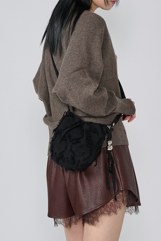 BUDDY BAG FEATHER BLACK (버디백 페더 블랙) 크로스백은 여성 고객을 위한 미디엄 사이즈 가방입니다. 블랙 컬러의 폴리에스테르 소재, 자카드 패턴으로 제작되었으며, 마그네틱 디자인 장식이 특징입니다. 탈부착 키링, 조절 가능한 스트랩, 내부 포켓 등의 기능이 있어 실용적입니다. 사각 형태의 가방으로, 가볍고 크로스백과 숄더백으로 활용 가능하며, 데일리백으로 또는 사계절 내내 쇼핑룩, 카페룩, 미니멀, 클래식, 캐주얼 스타일에 매치하기 좋습니다.
